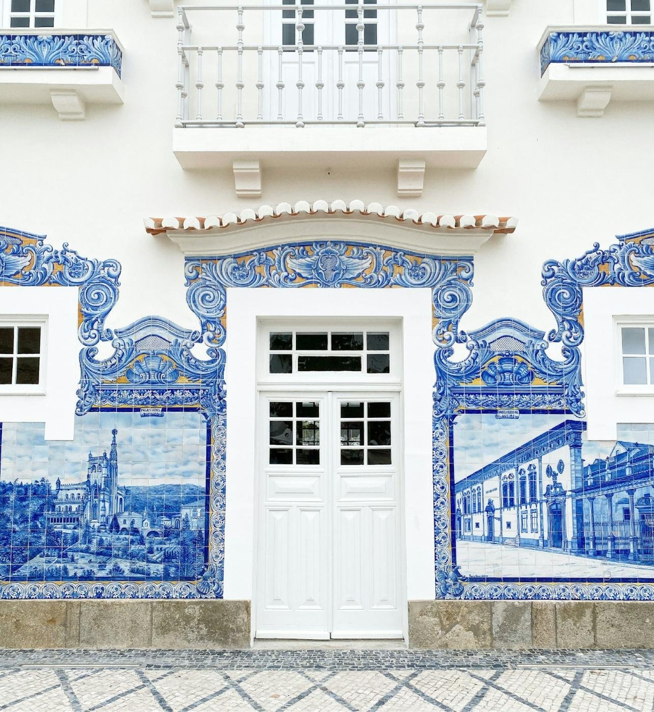 Wit Portugees huis met azulejo-tegels rond de voordeur